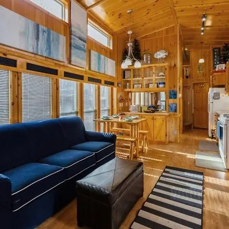 Knotty But Nice-Sleeps 6-One Minute To Lake!